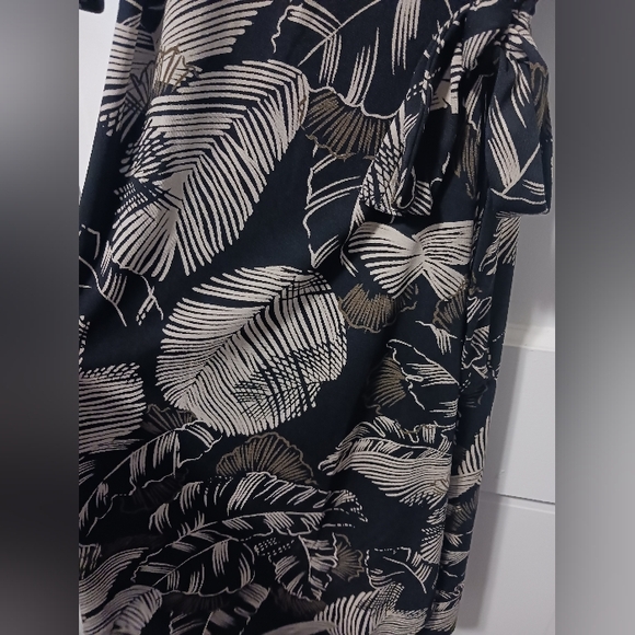 BCBG Wrap Dress , Size Medium, True Wrap,  Very Good Condition - Picture 6 of 8